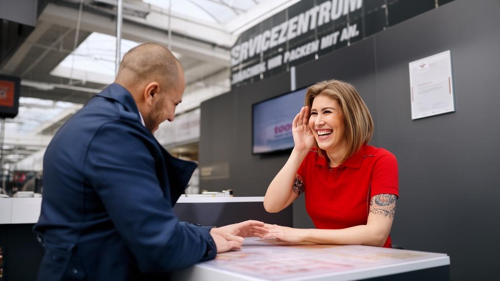 the-woman-bids-farewell-to-the-man-with-a-natural-ysq46csngd