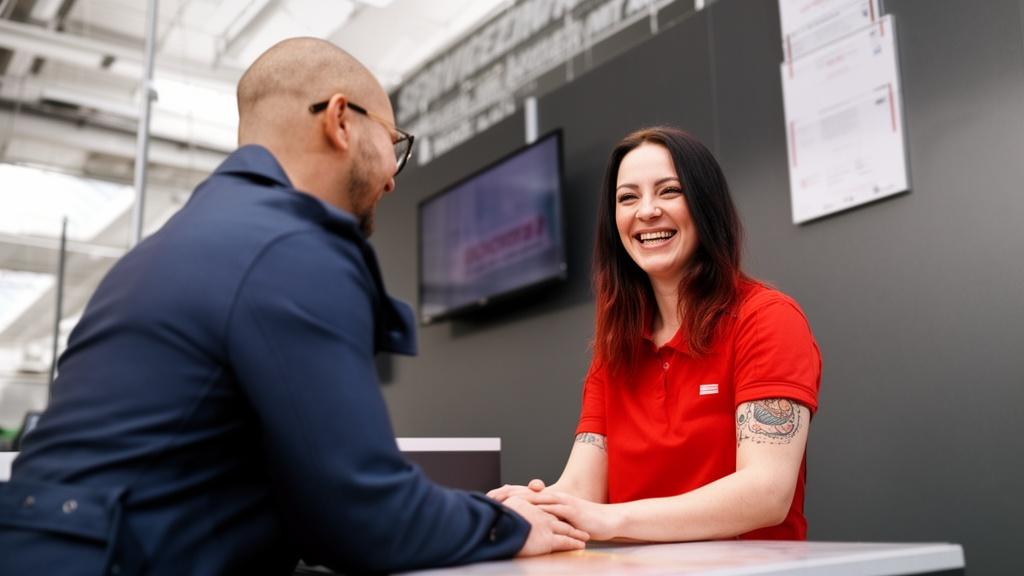 the-woman-bids-farewell-to-the-man-she-has-a-azp1c5v1bj