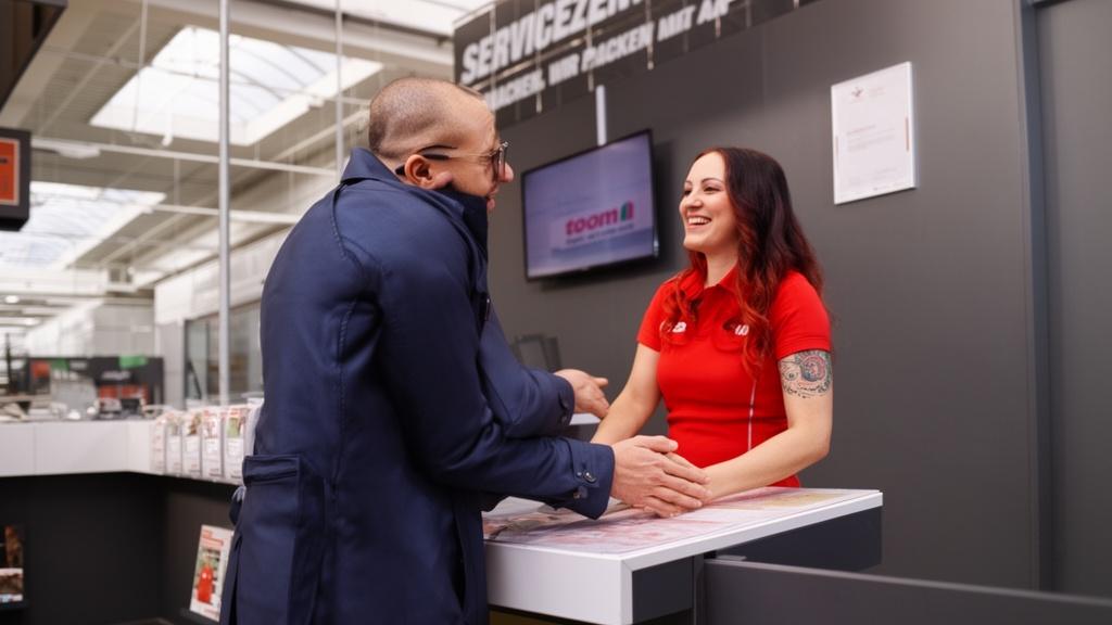 the-woman-bids-farewell-to-the-man-she-has-a-xtco79jg3u