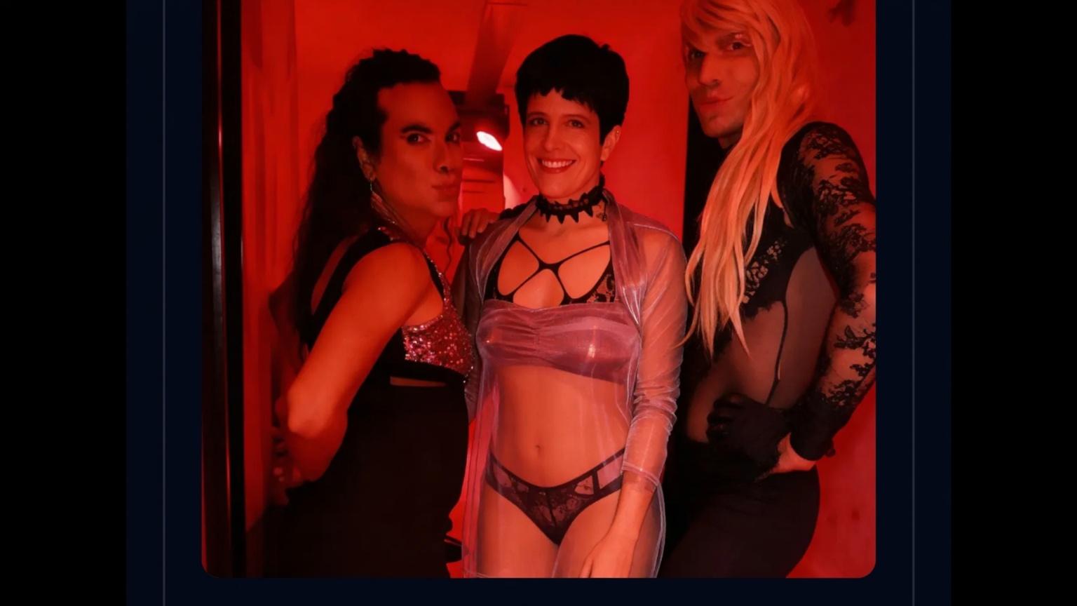 que-la-mujer-rubia-tome-por-detras-a-la-mujer-del-gtj0li4k7j