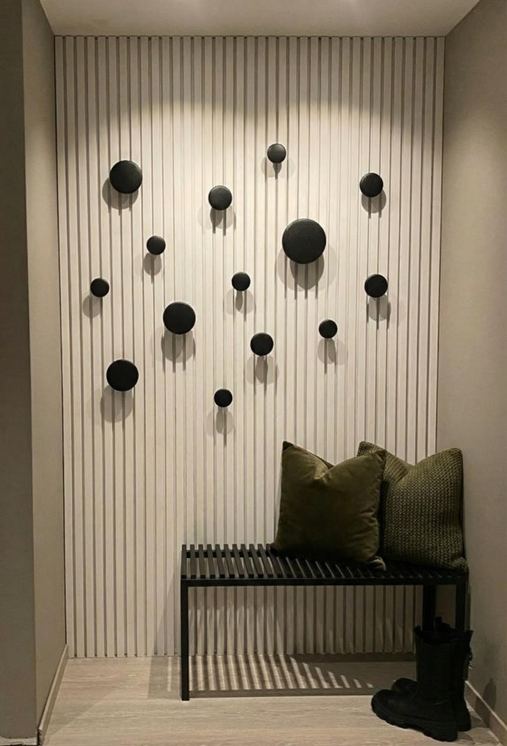 dodaj-wiecej-czarnych-wieszakow-na-scianie-zmien-hrudu1dmaw