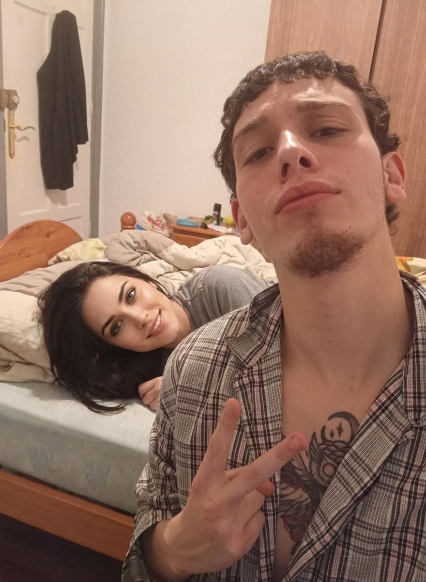 haz-a-una-modelo-morena-de-ojos-verdes-super-guapa-qc45y2j4v