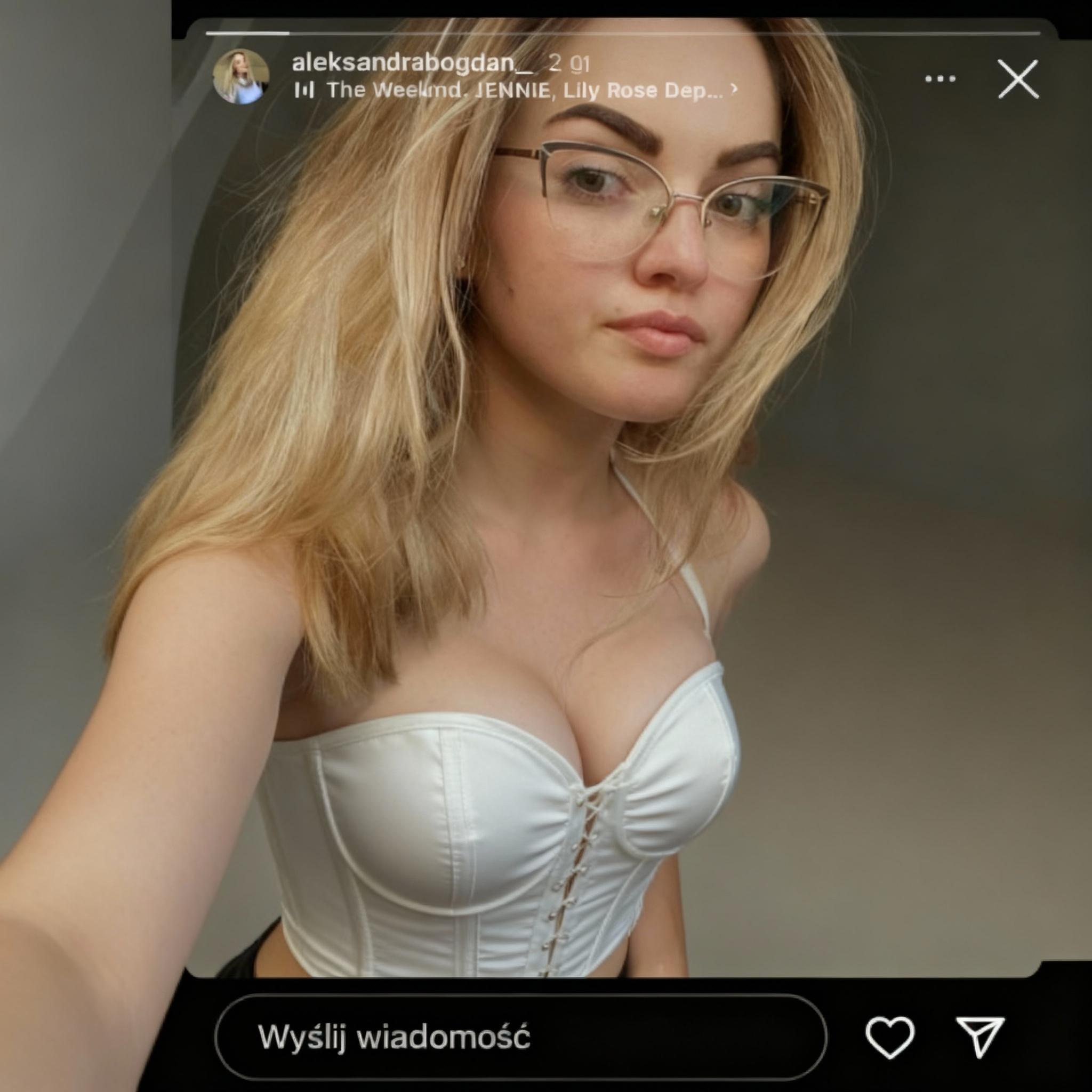 zdjecie-w-biustonoszu-podkreslajacym-biust-suup52jt1r