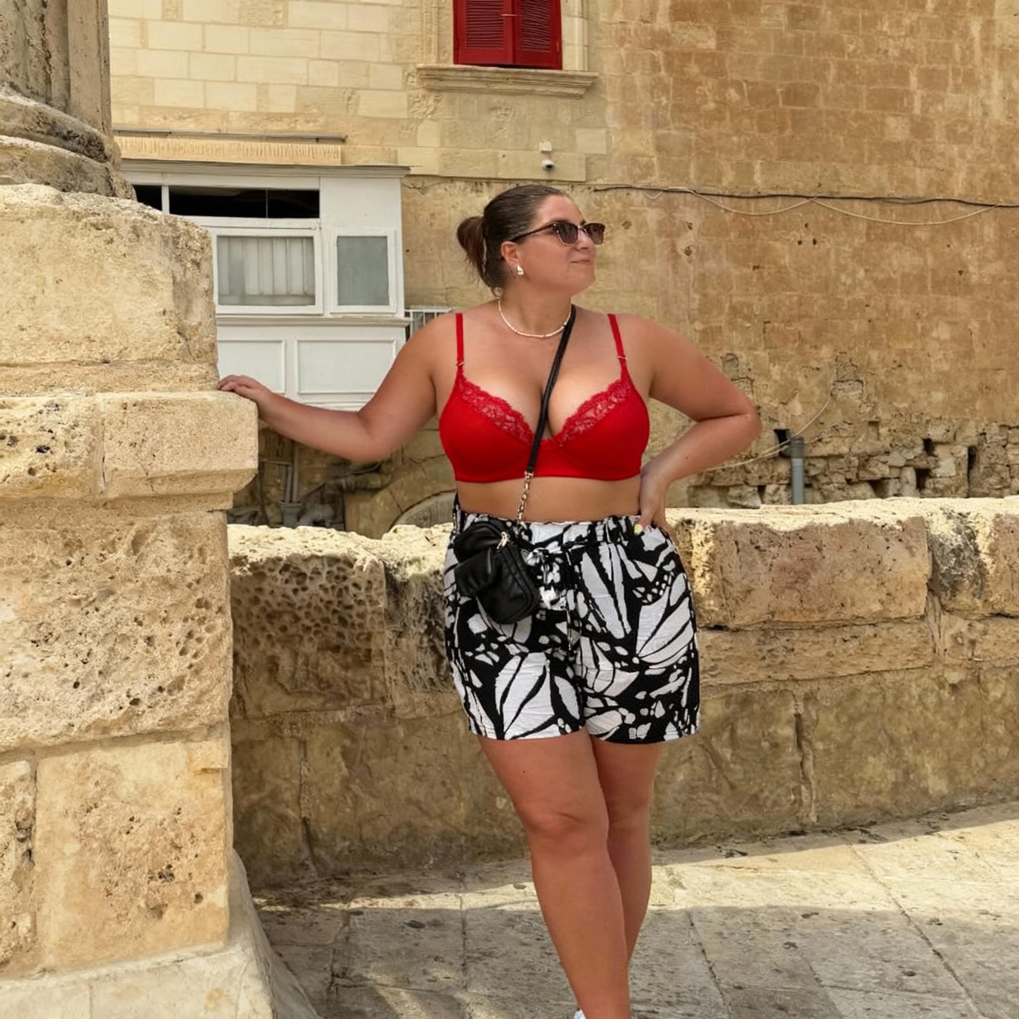 powieksz-biust-i-ubierz-stanik-czerwony-erotyczny-ij6e2krz7l