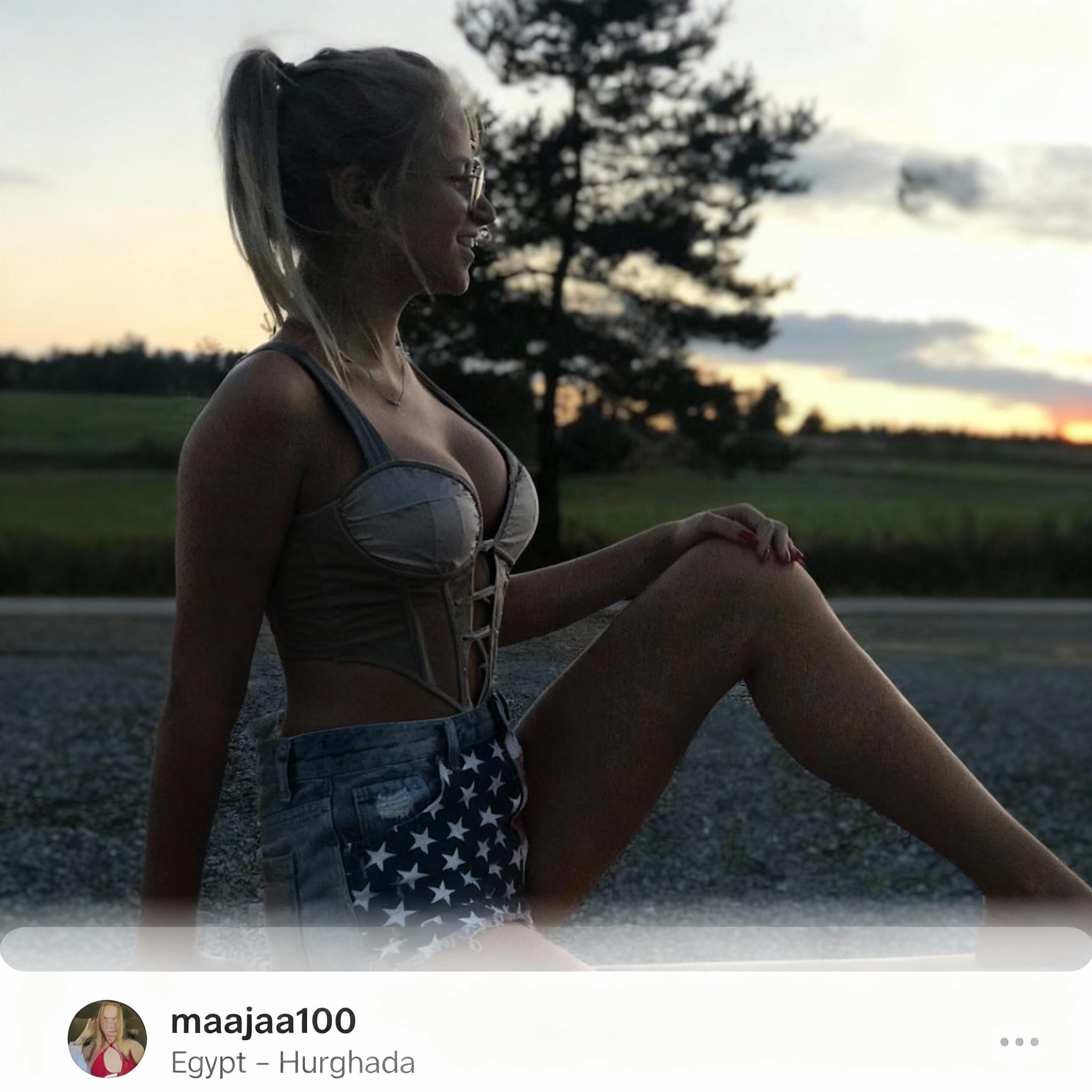 zdjecie-w-biustonoszu-z-odkrytym-dekoltem-u1uuyjevr4