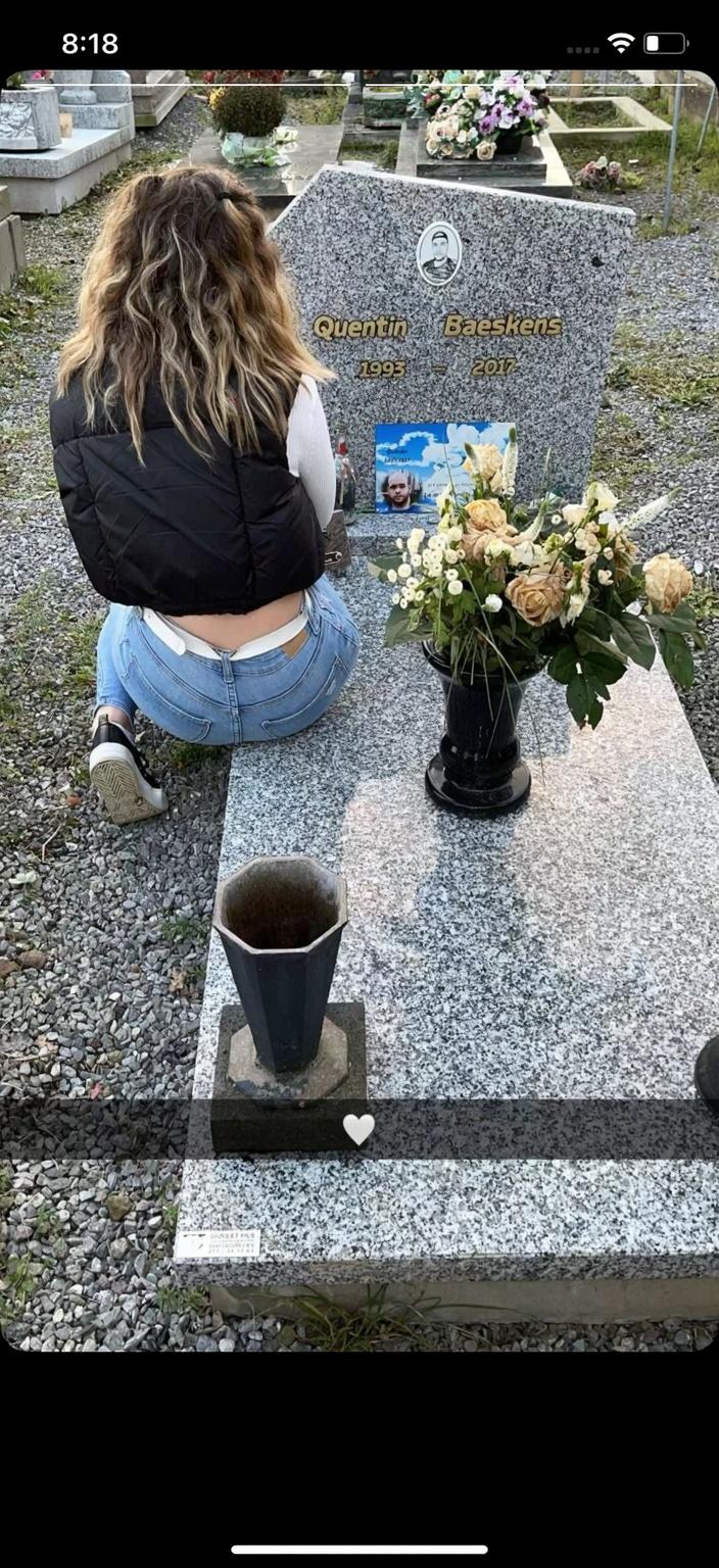 fille-de-droite-menottee-mains-dans-le-dos-5z95uzs780