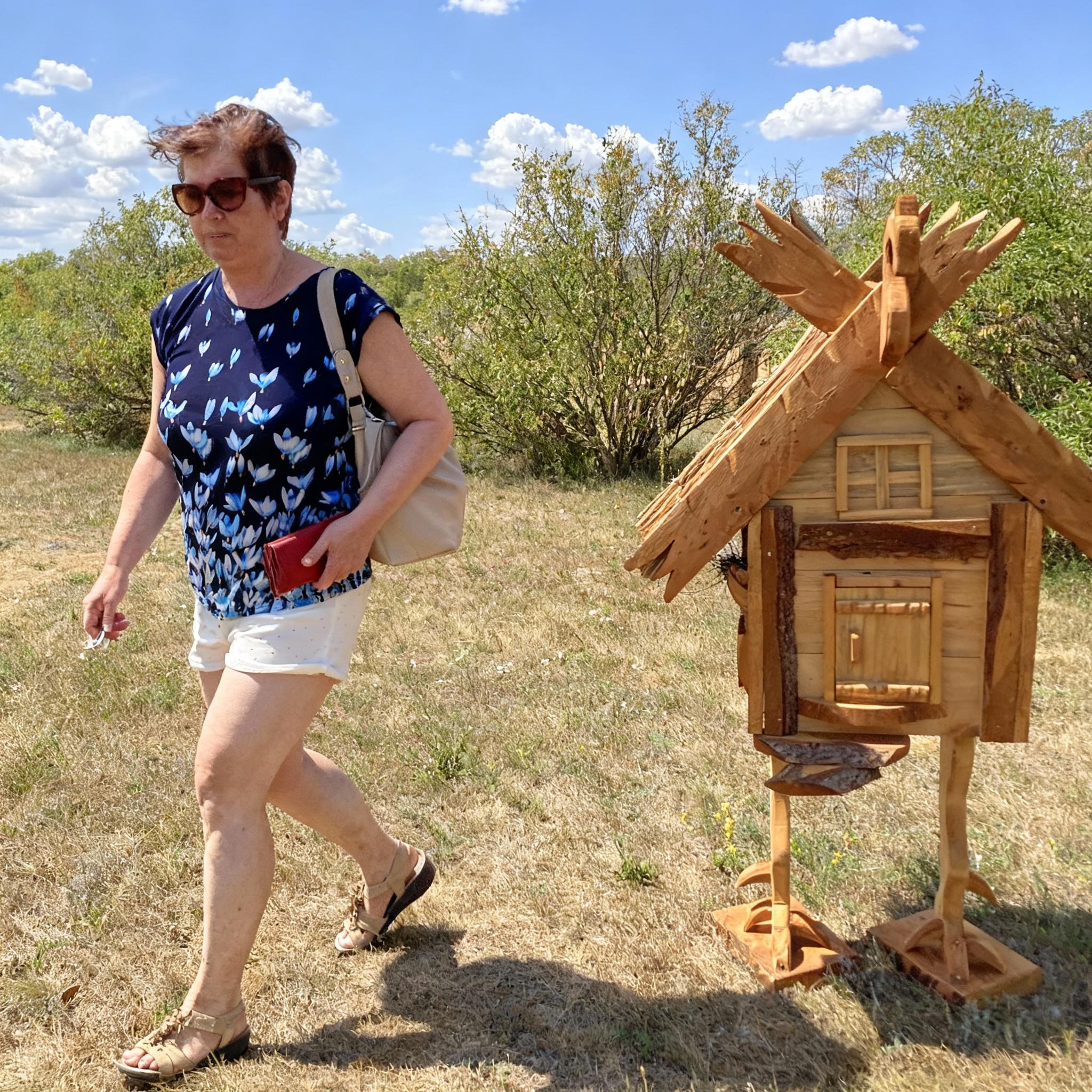 eta-zhenshina-v-drugoj-poze-gq5mx04fqv