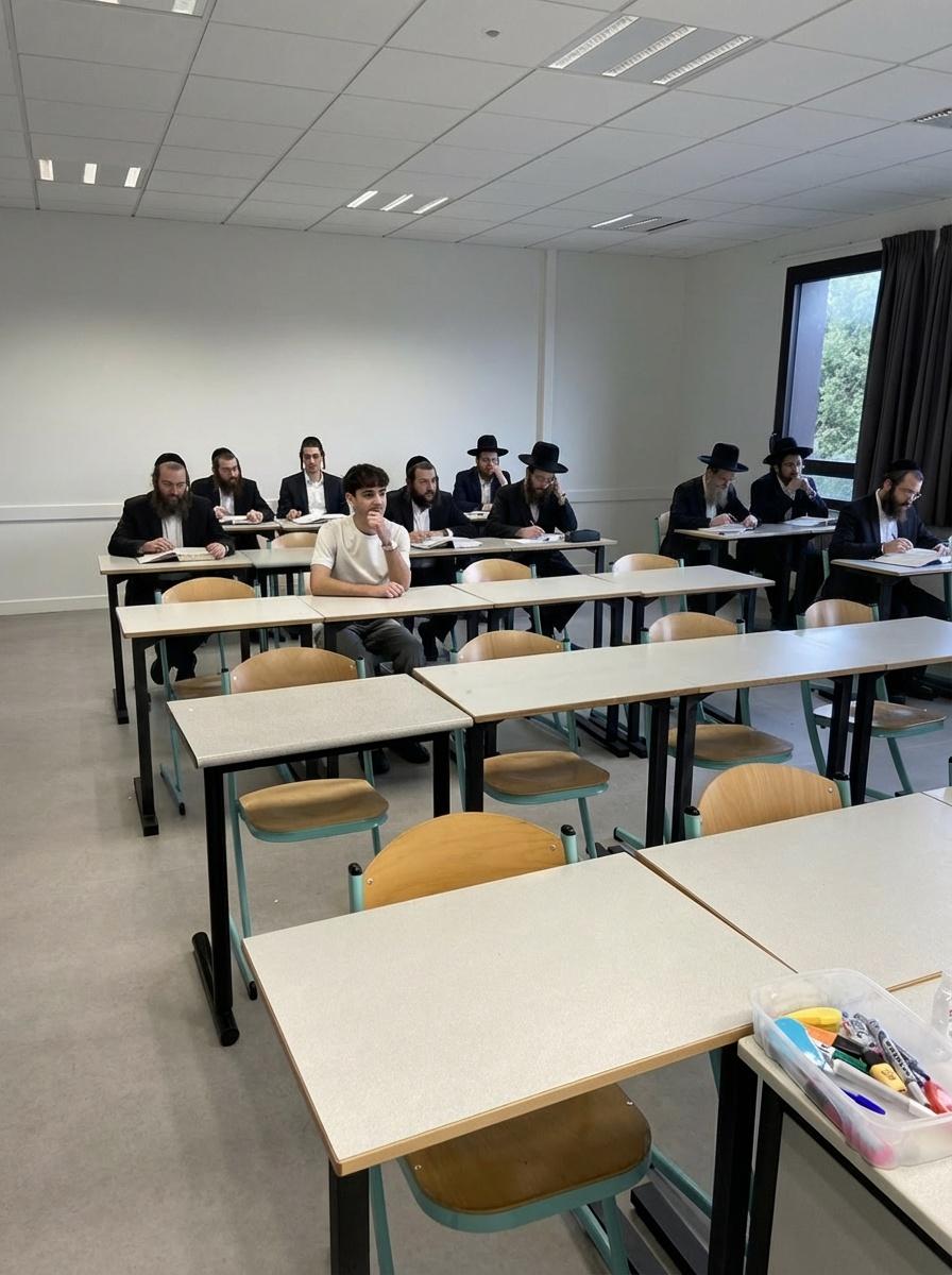 remplir-la-classe-deleve-assis-a-leur-table-mais-pvof51utfe