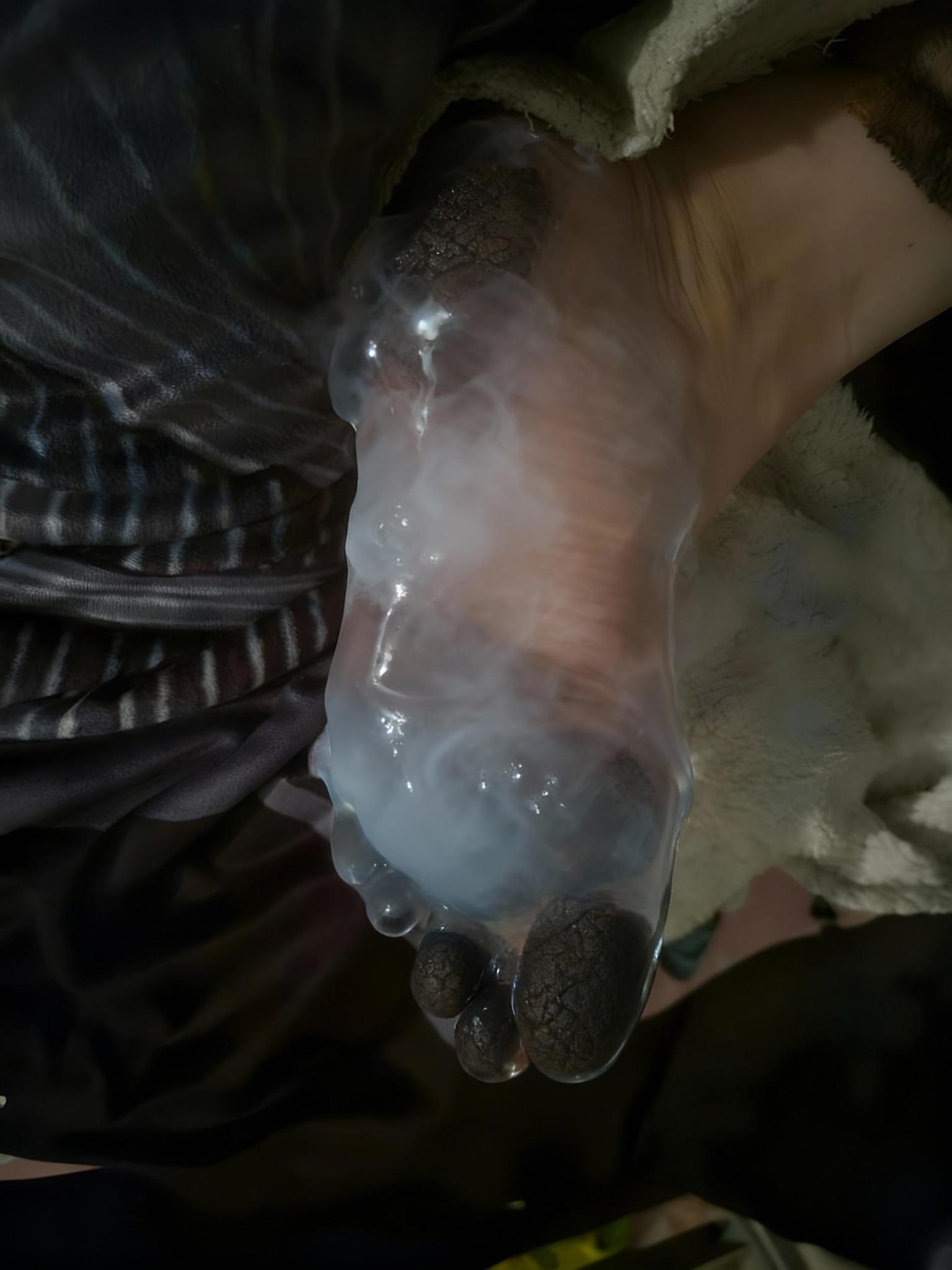 add-loads-of-cloudy-clear-liquid-covering-the-sole-cskoa9atx