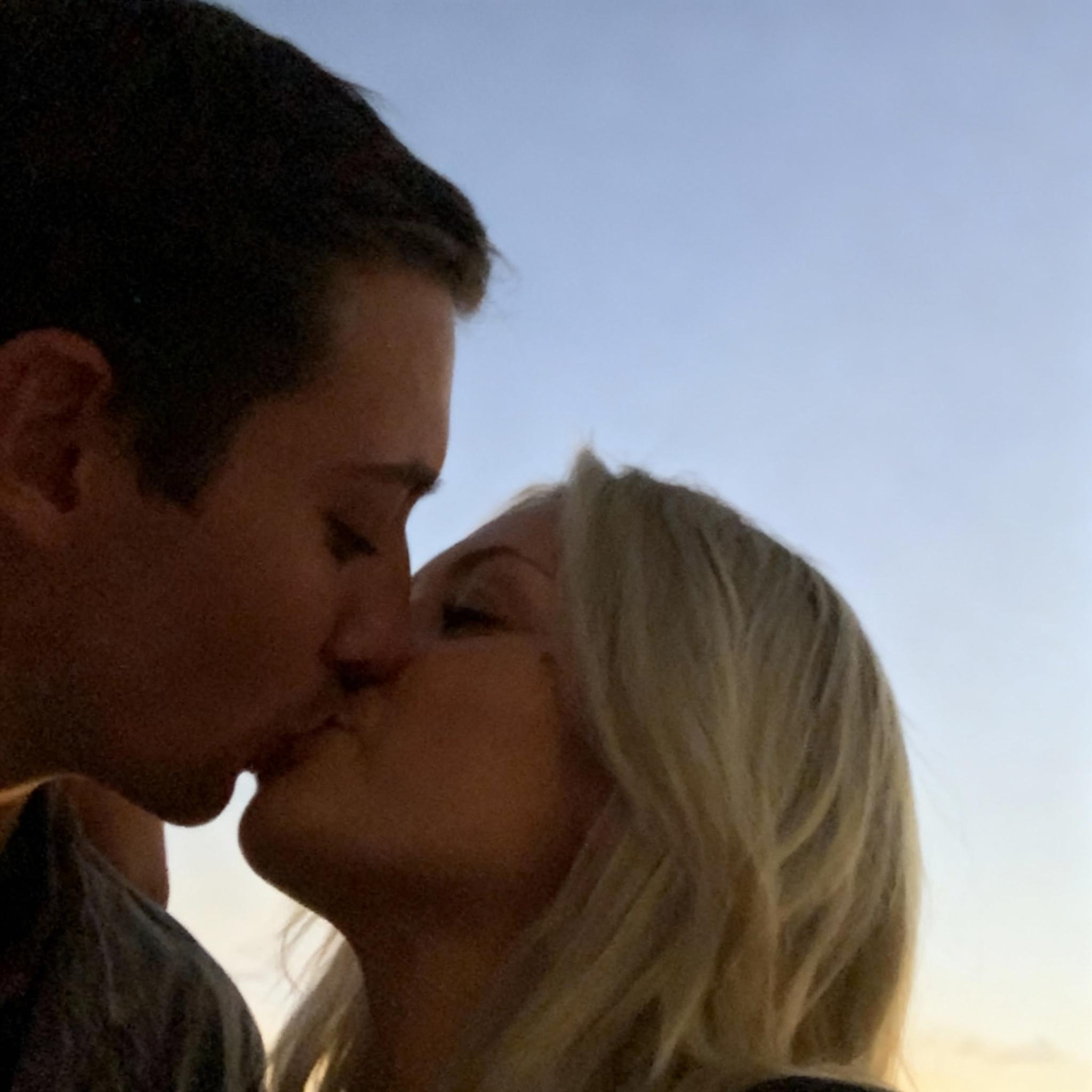 kissing-ow5y5b782g-2