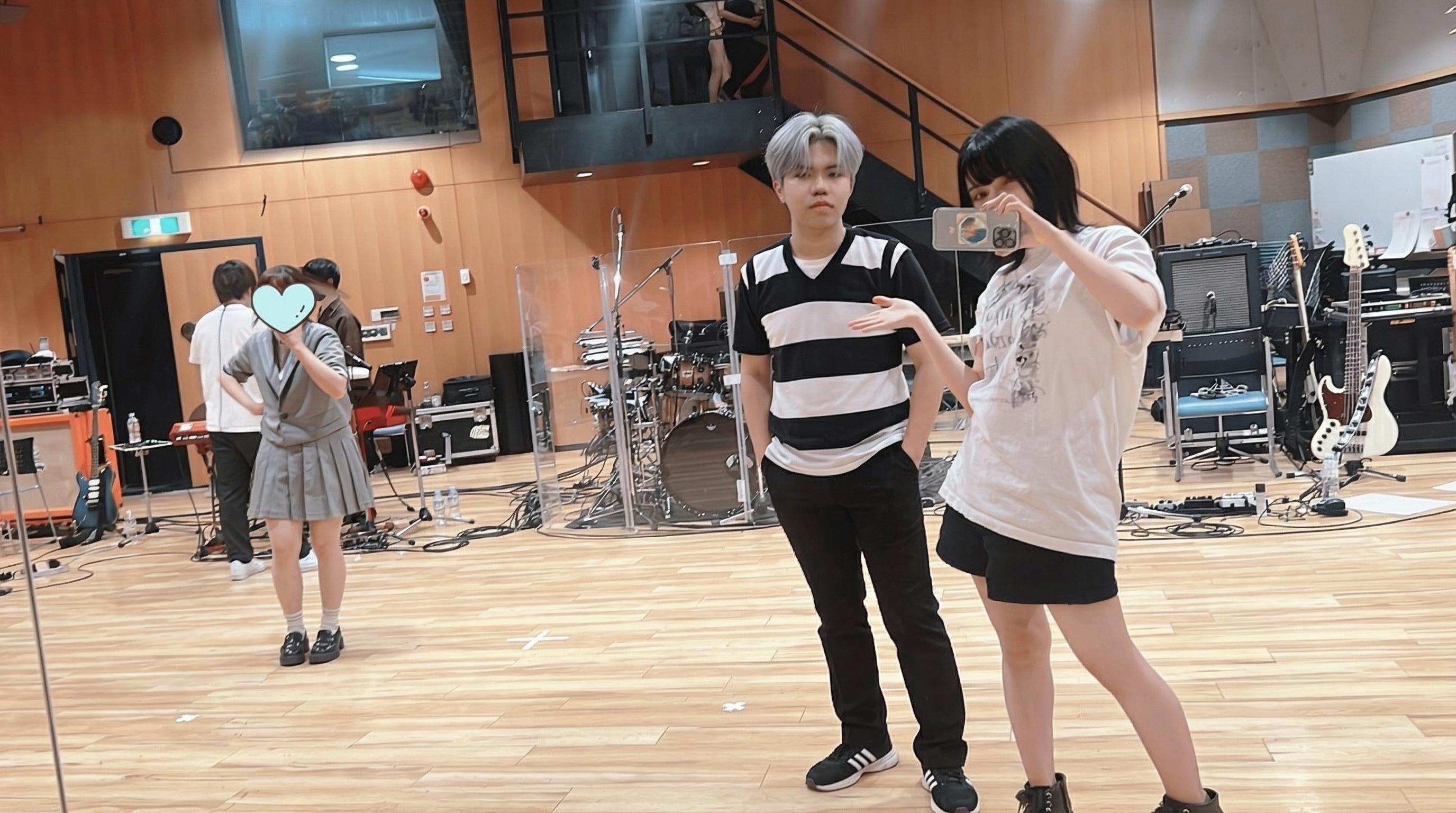 change-man-hair-to-light-gray-silver-hair-styled-l8hrt1y1fr