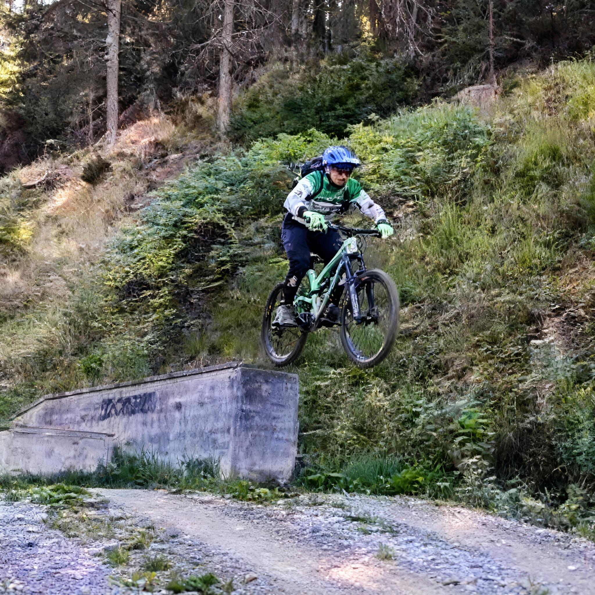 das-mountainbike-und-den-fahrer-viel-scharfer-und-tuhqm5btks