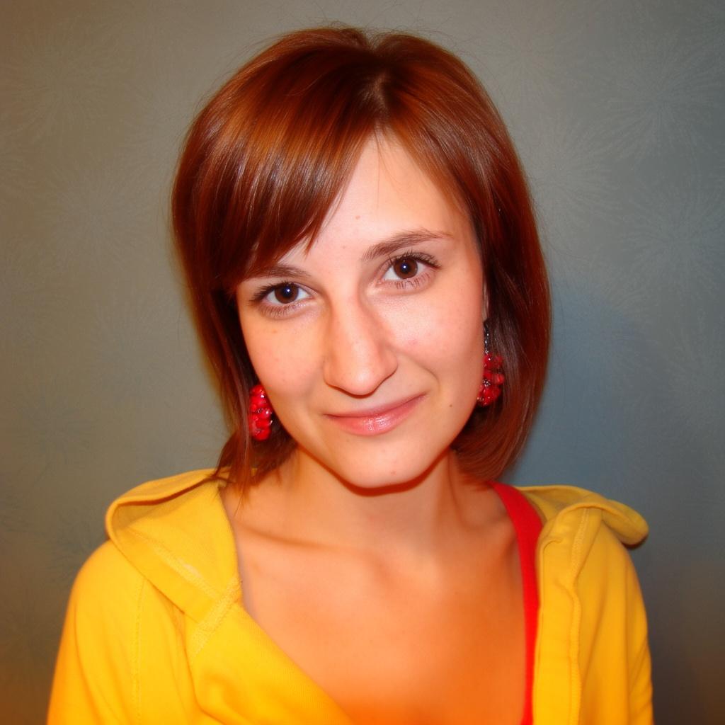 show-her-looking-to-the-camera-udskv7wmfz