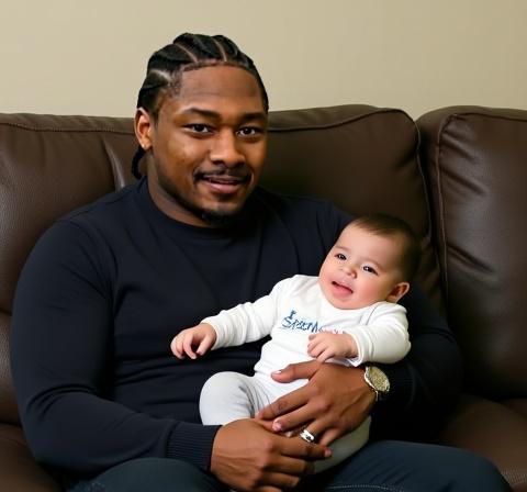 man-holding-a-newborn-baby-boy-and-siting-bad-room-sy5f9fip9