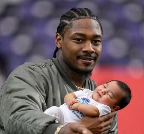 man-holding-a-newborn-baby-boy-lagkf7doel