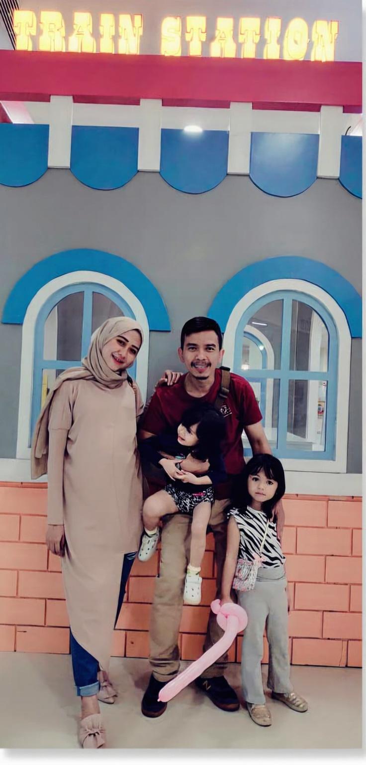 a-high-quality-enhanced-family-photograph-of-an-frljy4rzzx