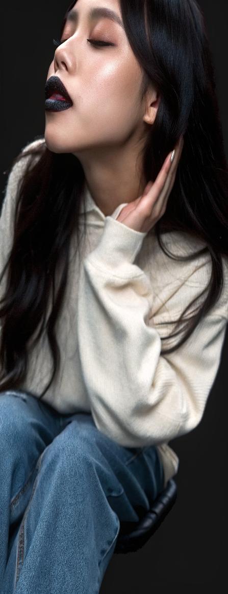 a-kiss-with-a-woman-wearing-black-sjekrzkpxm