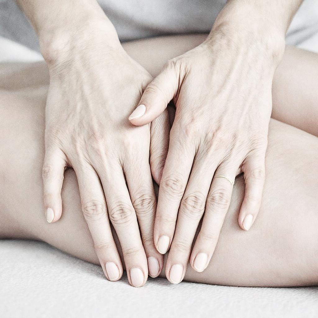 hands-do-body-massage-6trx3gonr1