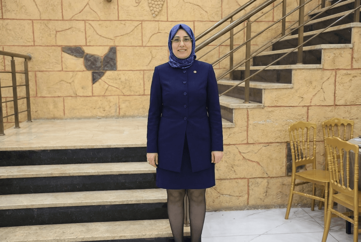 the-woman-in-the-picture-is-wearing-a-headscarf-9g0zlirmjp