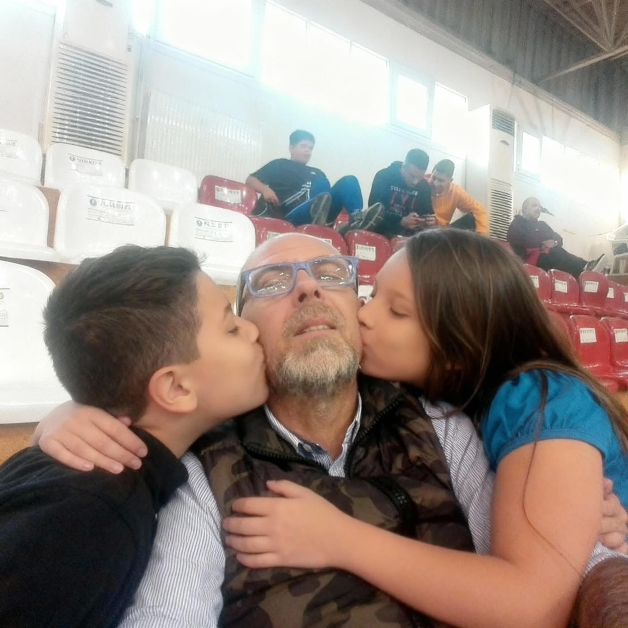 8elw-na-agkaliasoyn-kai-na-filh8oyn-qdl1cfd6g3