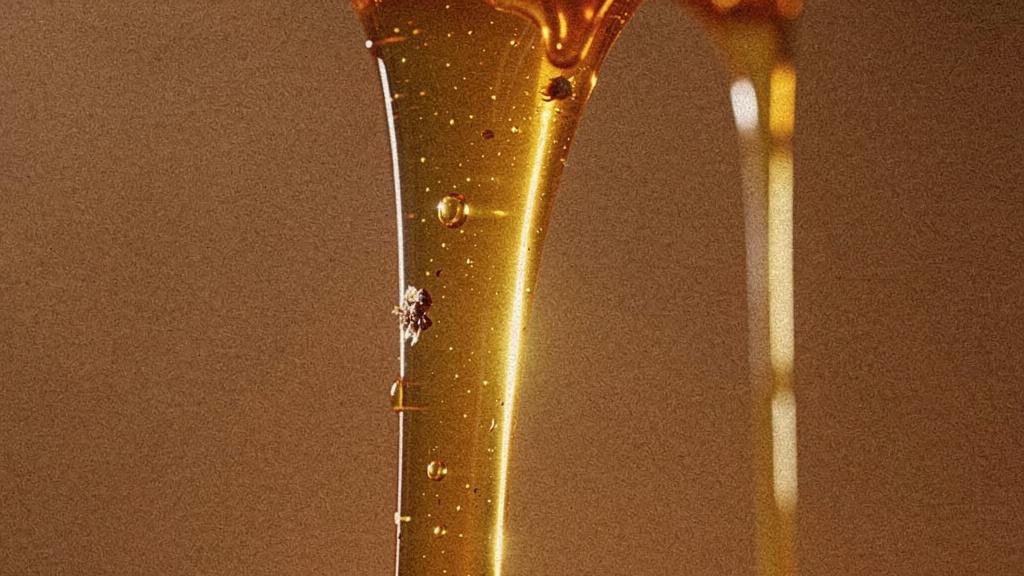 ultra-realistic-macro-photograph-of-thick-golden-etinehx8bg