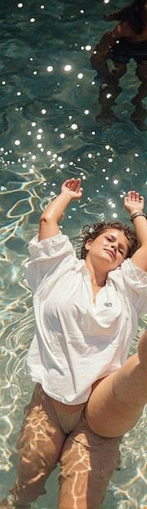 crea-una-imagen-de-esta-persona-en-el-borde-de-una-z1w3rxhf0