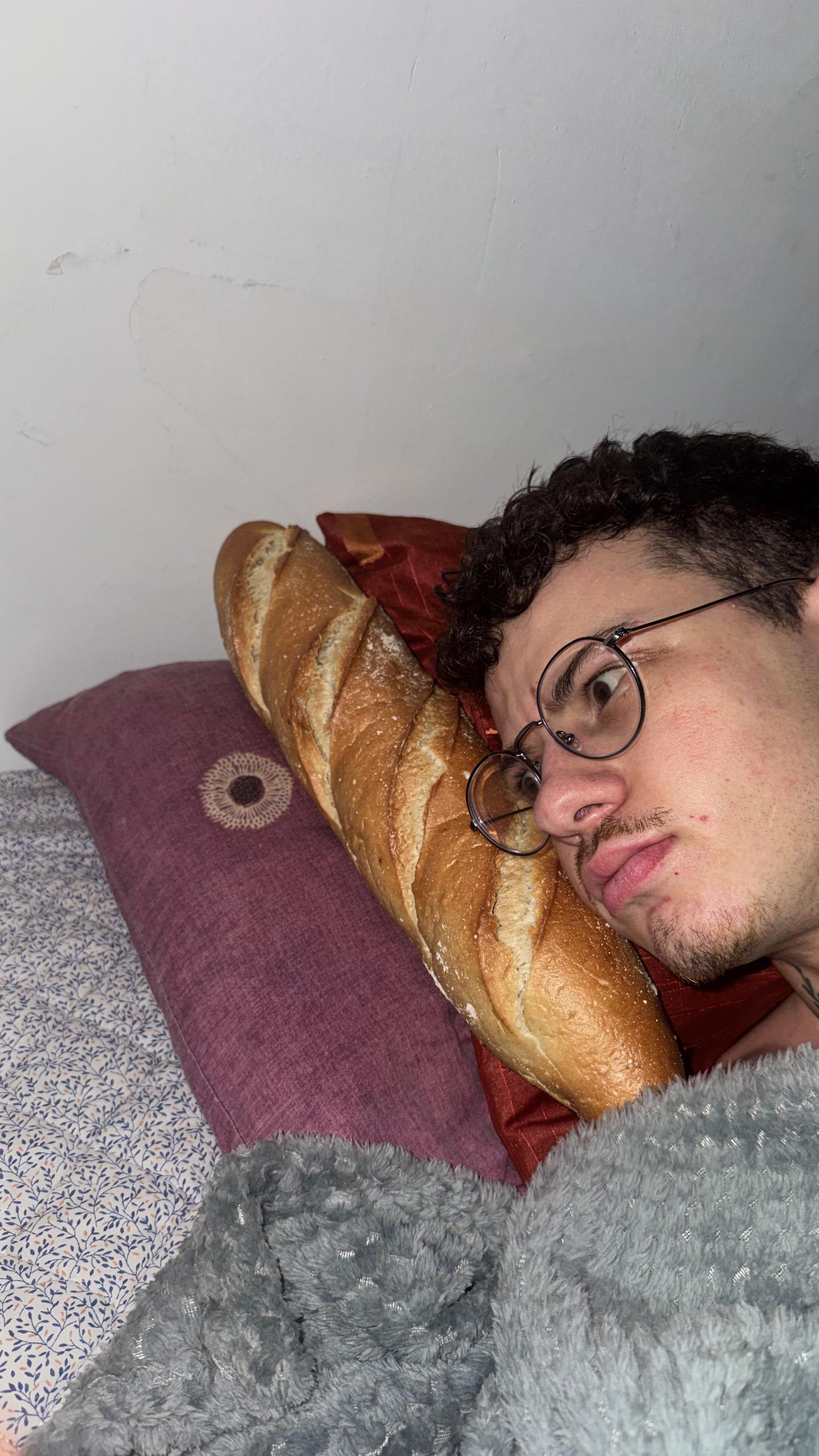 une-seule-baguette-tradition-en-longueur-du-plaide-nb584mp8o