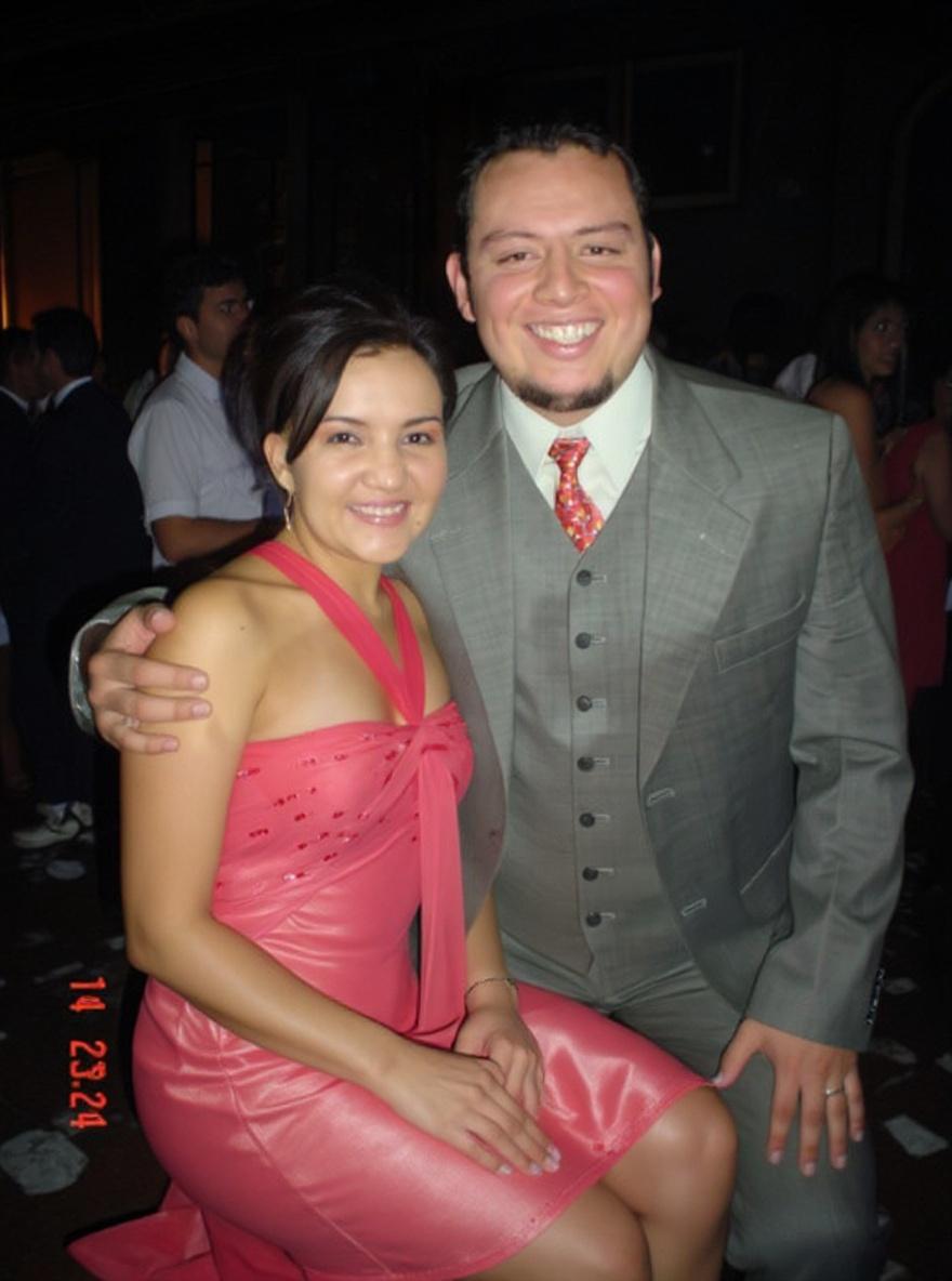 ella-esta-sentada-en-las-piernas-de-su-novio-ella-brlut3uuua