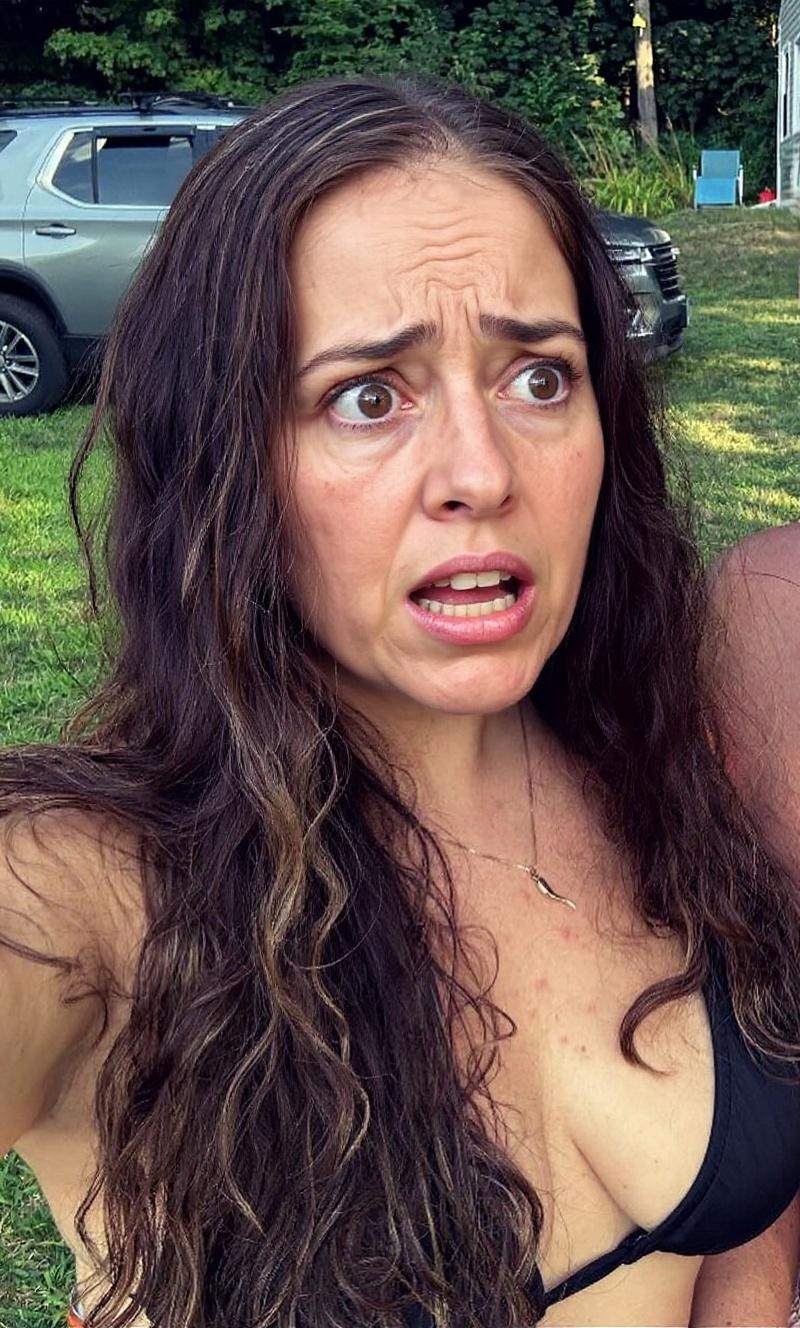 the-woman-is-afraid-ac46w0ry93