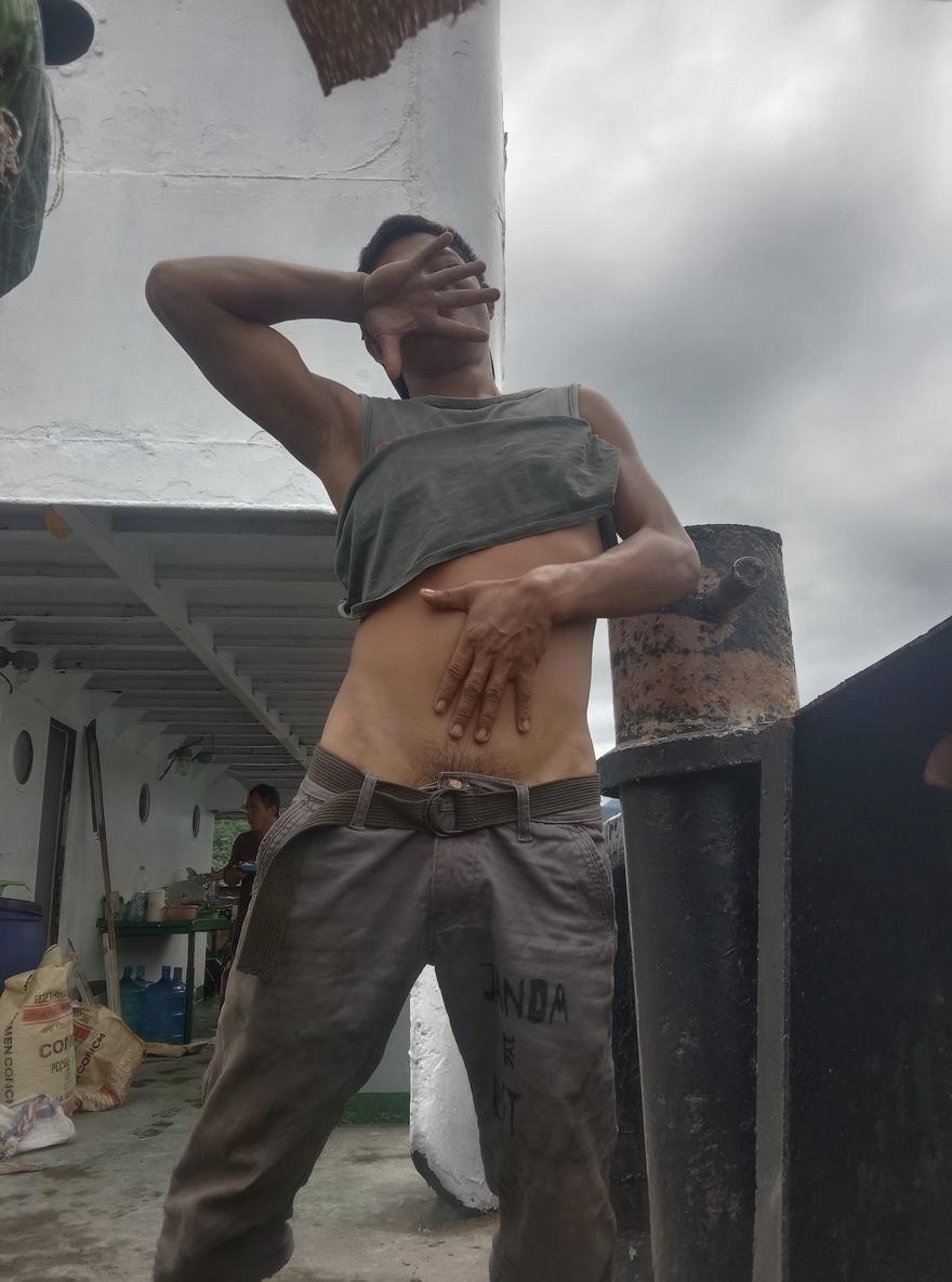 buka-celana-seorang-pria-yang-di-dalam-gambar-pdrbf2l6cy