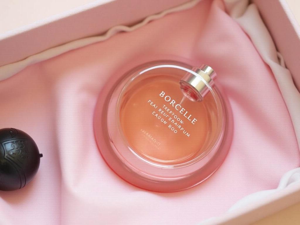 the-image-shows-a-pink-box-with-a-bottle-of-zn8m6ua6er-1