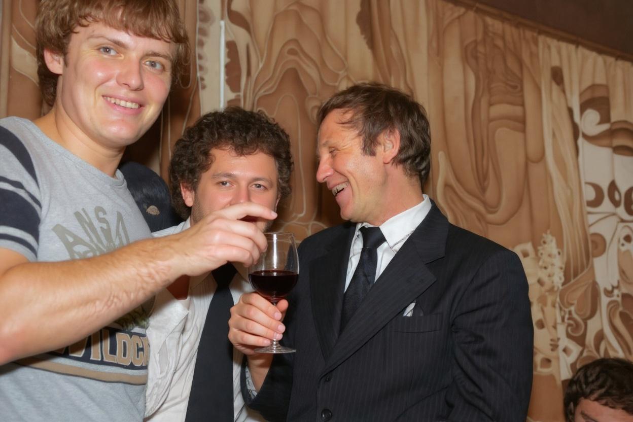 remove-the-foreground-hand-completely-leaving-two-jn2gr3n6vo