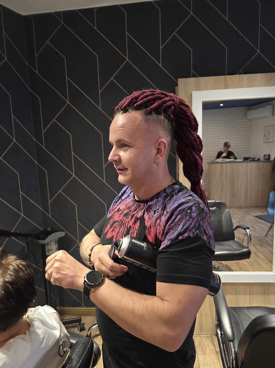 zmien-wlosy-na-bordowe-dredy-w-formie-warkocza-09cp9aiib5-1