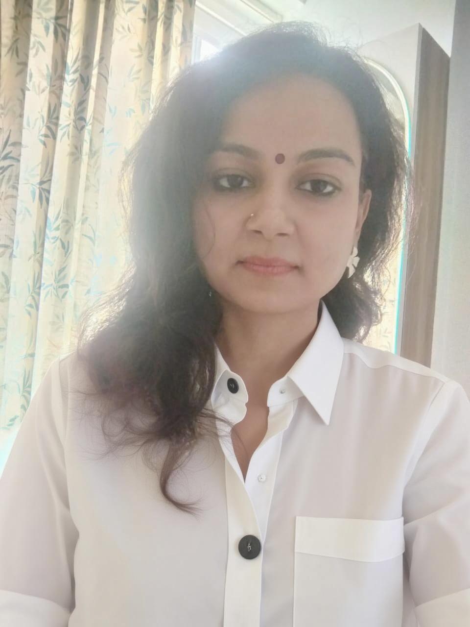 change-outfit-to-white-shirt-with-buttons-on-front-xpv0gt50w