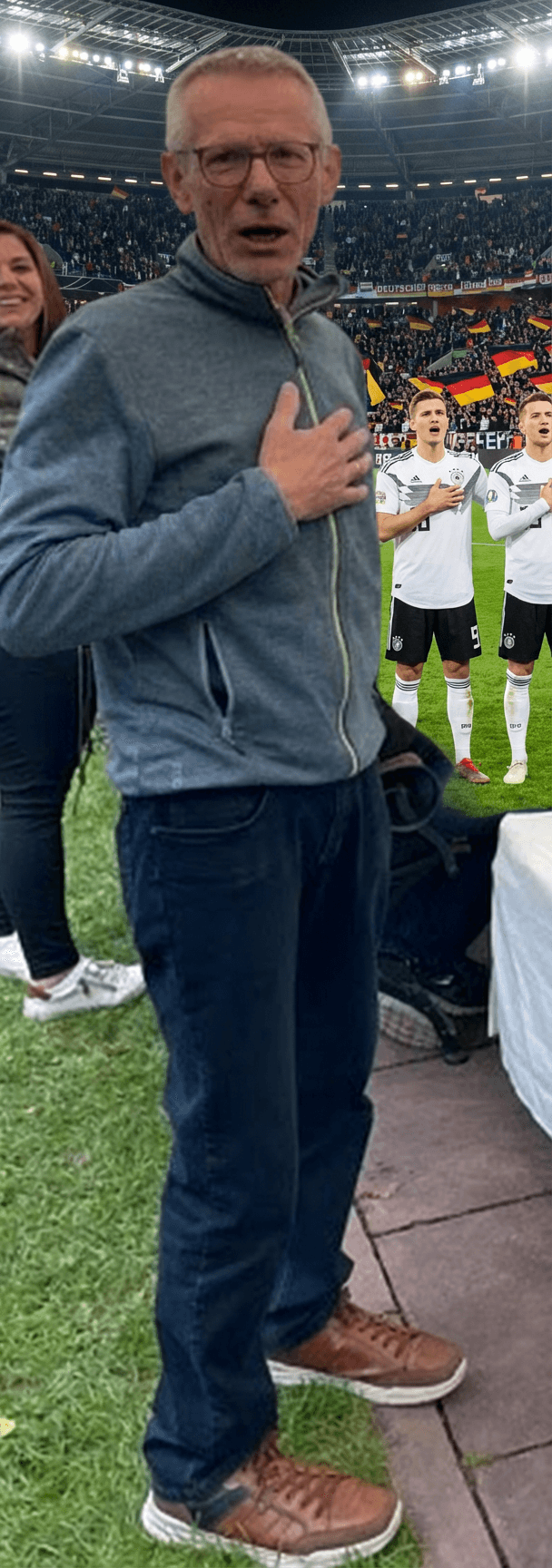 der-mann-steht-im-fussballstadion-mit-der-00c19swqhz