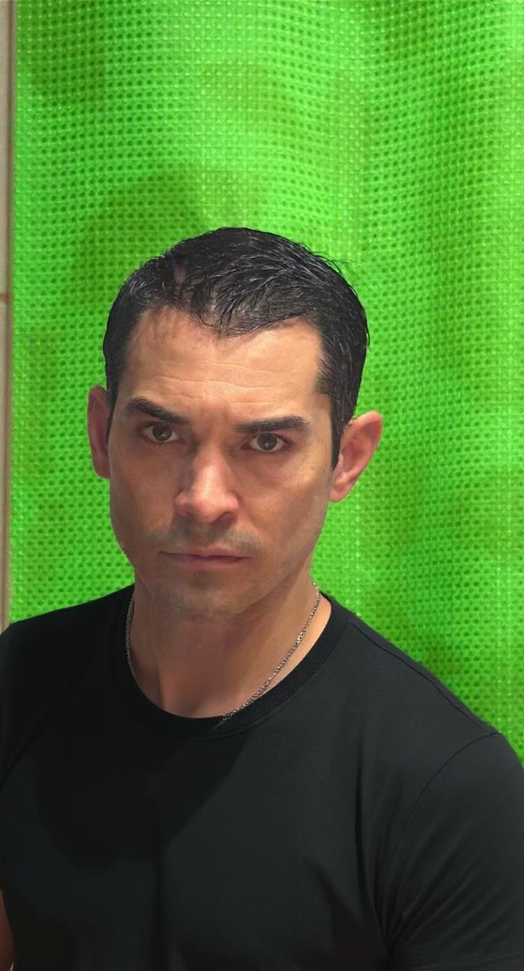 elimina-el-celular-las-manos-el-parlante-y-la-taza-00745vpuh