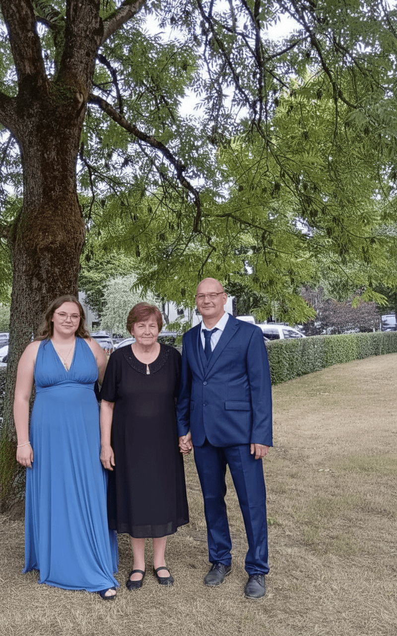 fuge-die-frau-auf-das-familienbild-des-vaters-und-7ff009udtg