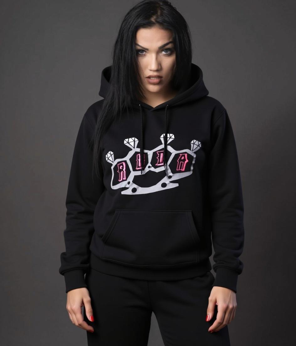 andere-das-outfit-in-einen-schwarzen-hoodie-und-ywhplo9bjh