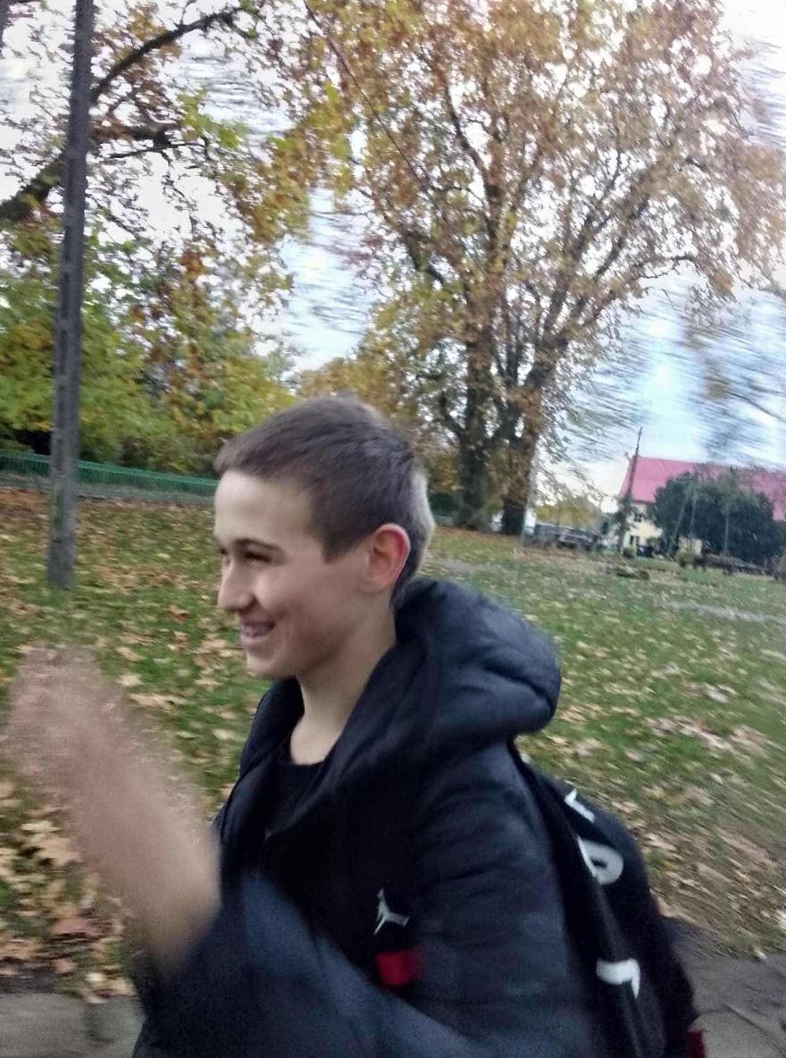 ubierz-w-rozowa-sukienke-i-obok-ma-byc-duza-wieza-yfh6rokhhj