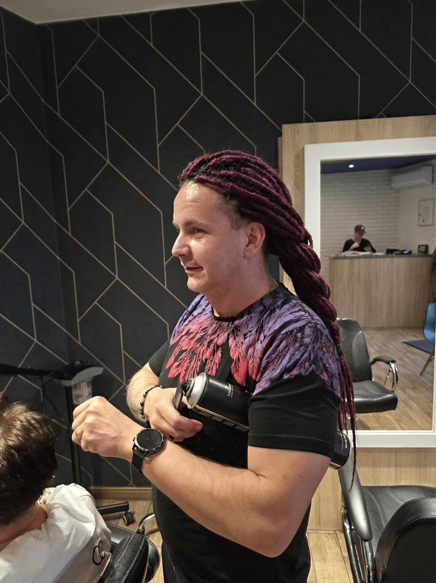 zmien-wlosy-na-bordowe-dredy-w-formie-warkocza-ucxcma6wf4-1