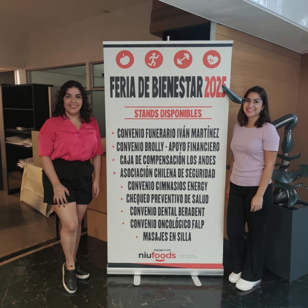 junta-a-ambas-chicas-una-en-cada-lado-del-cartel-5xscohk9y8