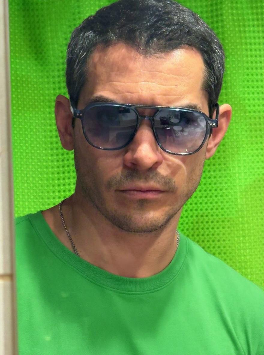 elimina-el-celular-las-manos-y-pon-un-fondo-verde-gdl68424u3