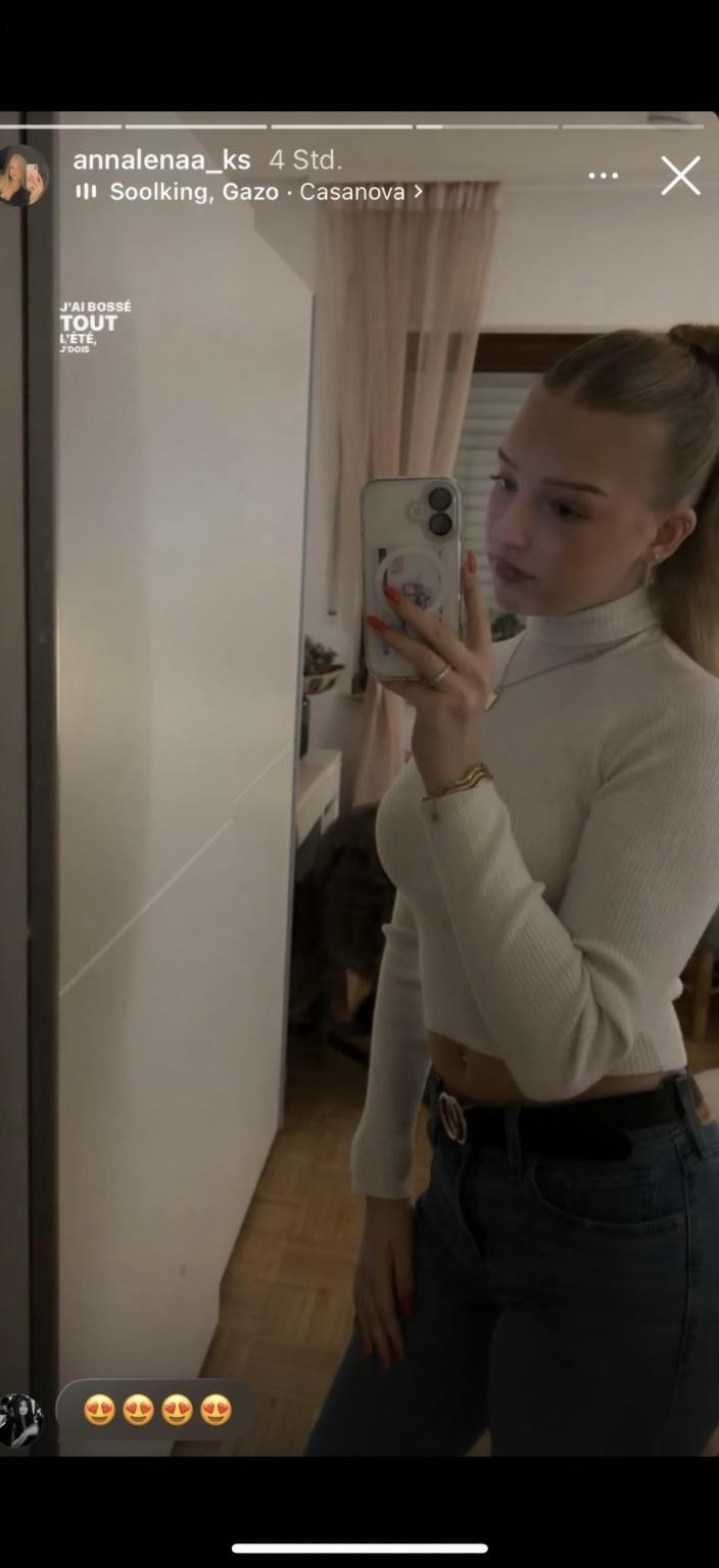 sie-soll-von-hinten-zu-sehen-sein-auf-allen-vieren-1jgg3xw0t