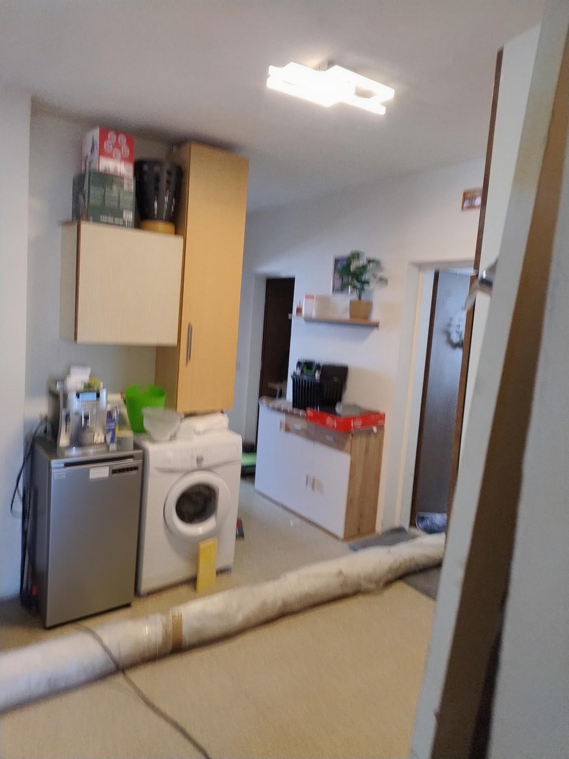 den-linken-schrank-der-hangt-loschendann-eine-llyou1frb5