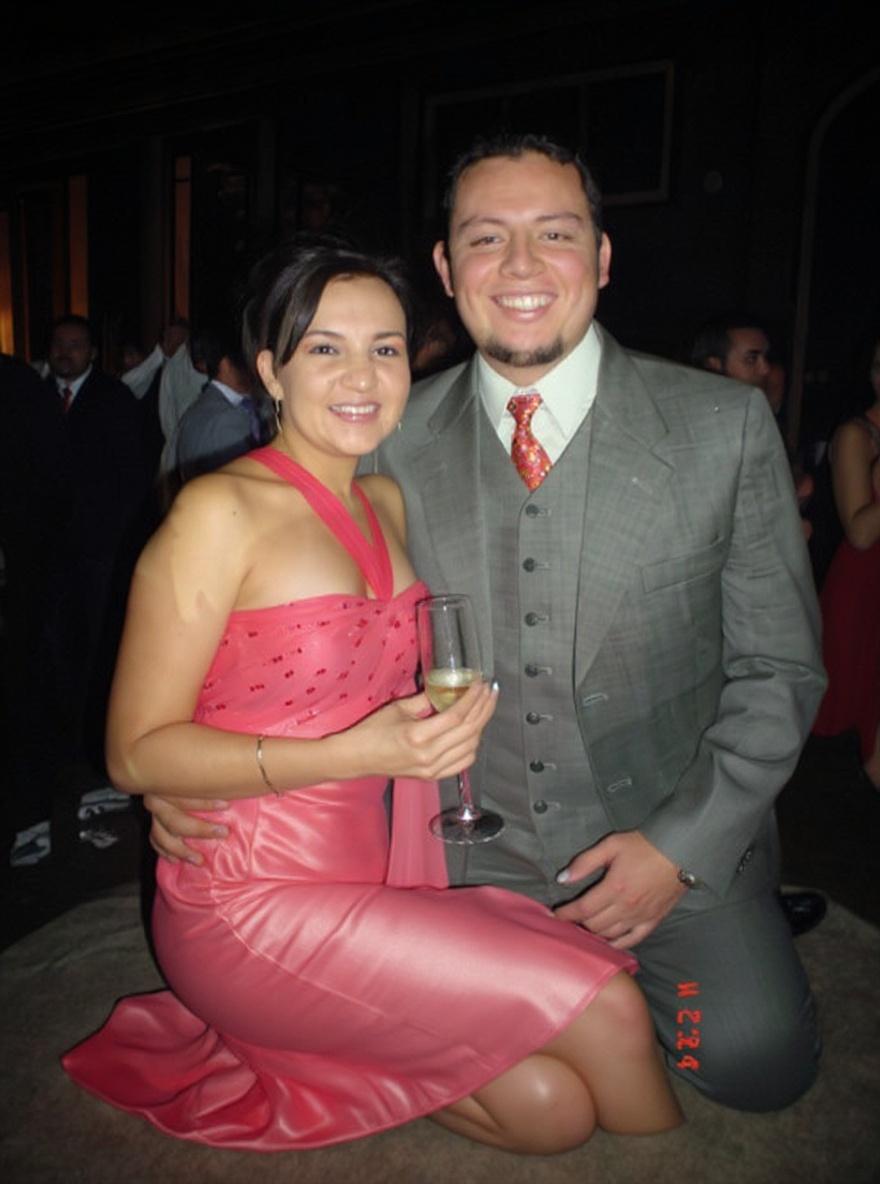 ella-esta-sentada-en-las-piernas-de-su-novio-ella-dboa7d84jq