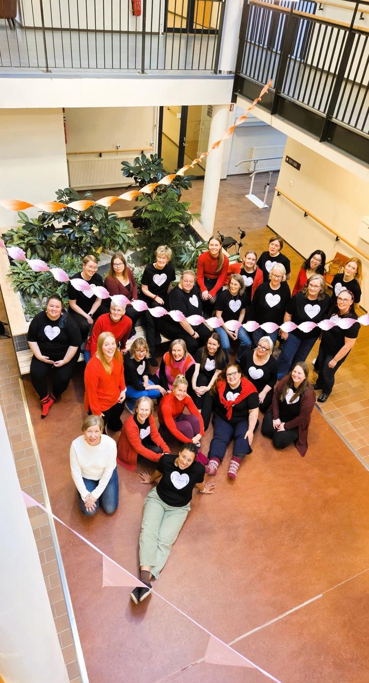 poista-kuvasta-henkiloiden-takaa-musta-rollaattori-n5xu103nf