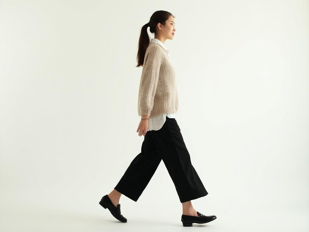 a-young-woman-walking-confidently-in-profile-view-5u6bwfjhsd