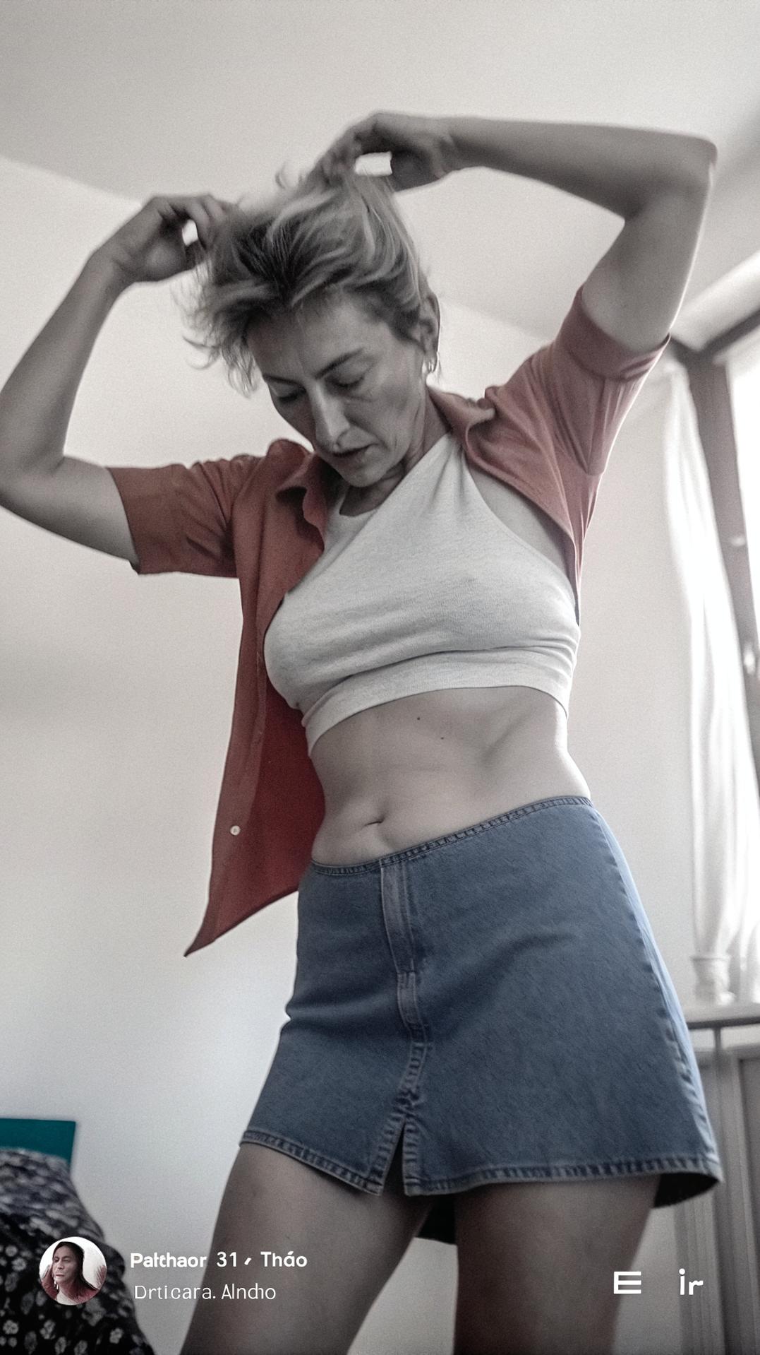 the-woman-lifts-her-shirt-sl0duk0i45