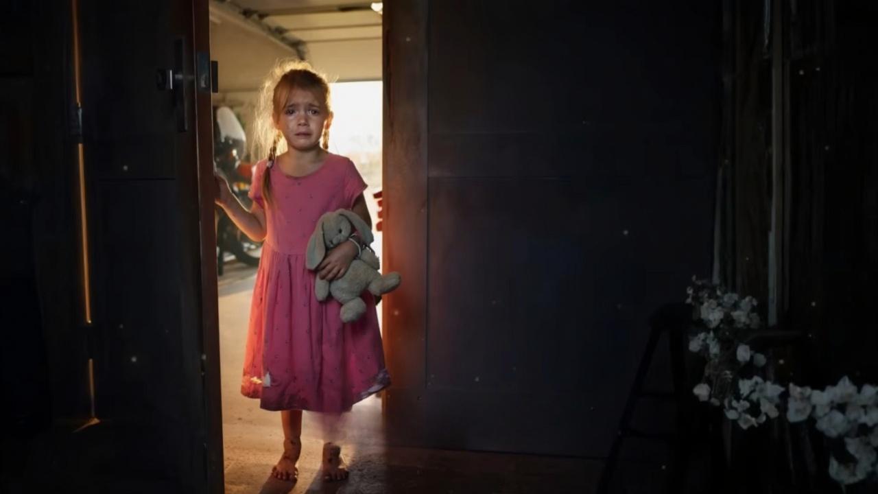 change-the-little-girls-dress-color-while-keeping-uzhjxcxj3z